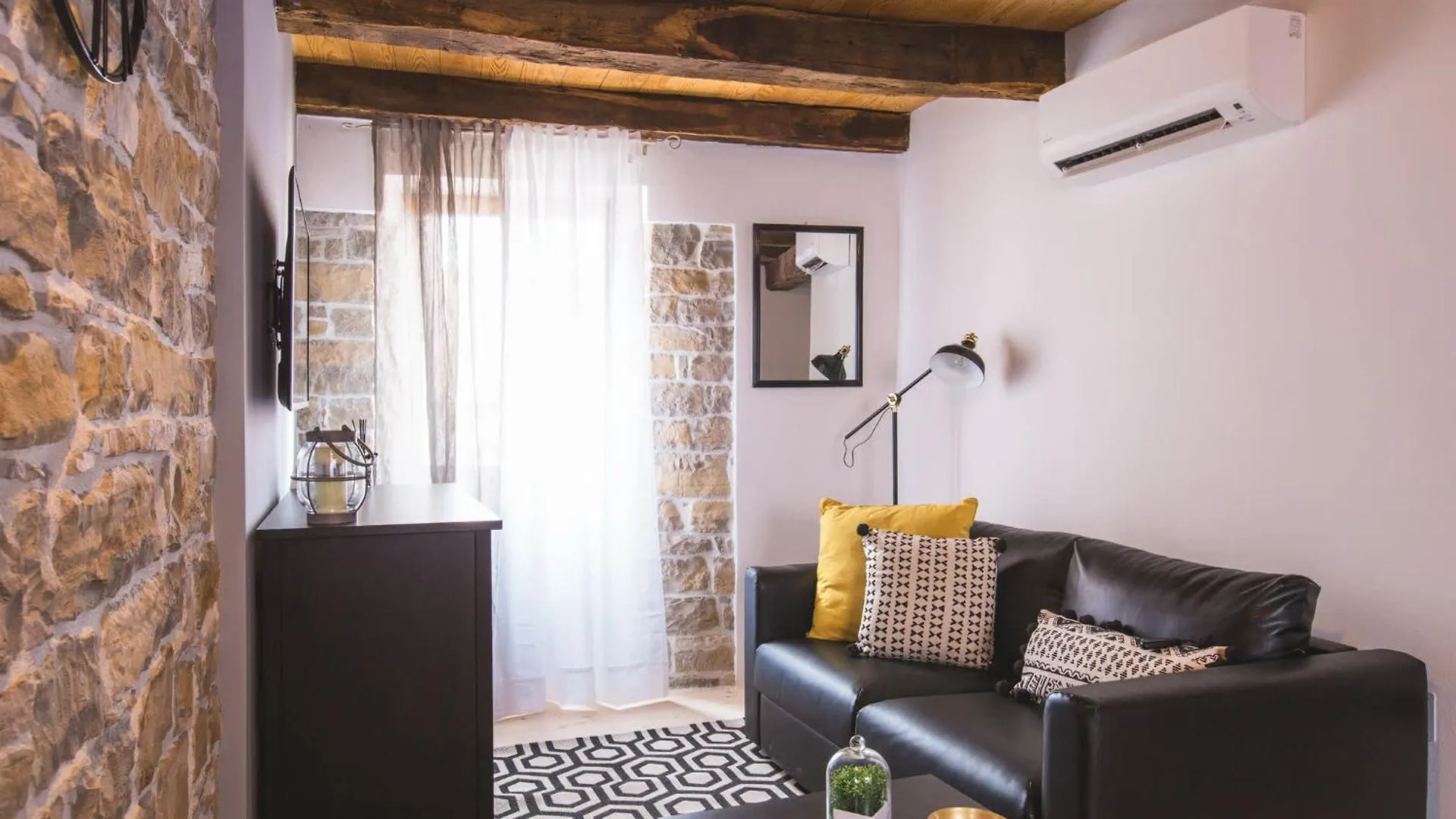 Portole Suites Oprtalj 宾馆