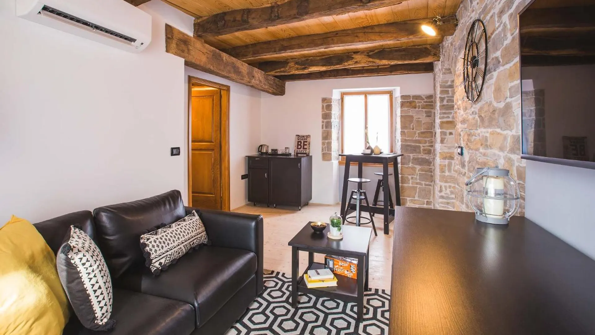 Portole Suites Oprtalj 宾馆